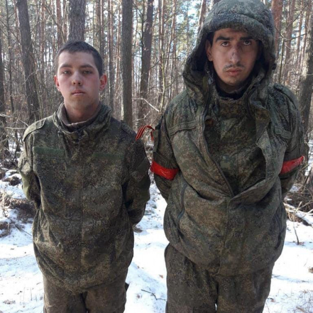 Dva mlada ruska vojnika zarobljena u Ukrajini, relativno su i dobro prošli