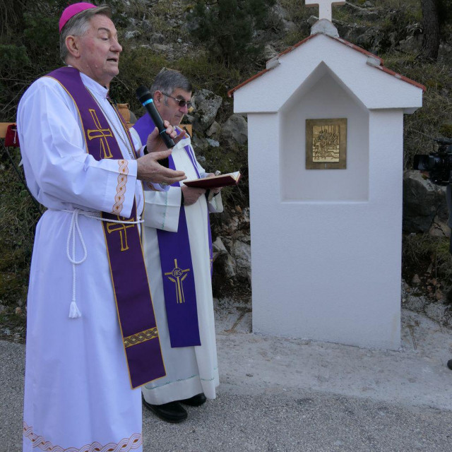Nadbiskup mons. Marin Barišić blagoslovio je postaje križnog puta u župi Vidonje