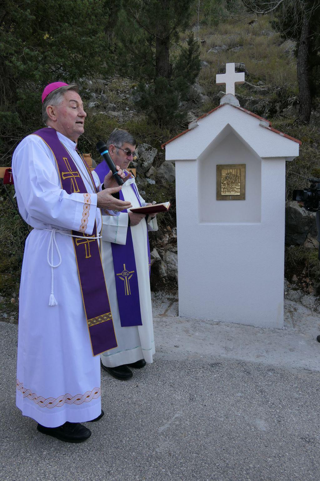 Nadbiskup mons. Marin Barišić blagoslovio je postaje križnog puta u župi Vidonje