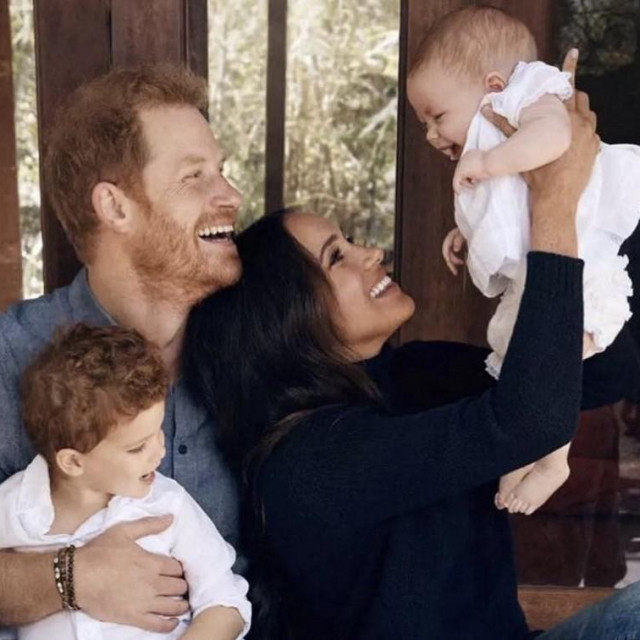 Princ Harry sa suprugom i njihovo dvoje djece 