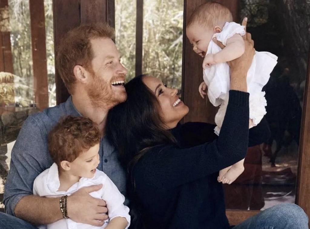 Princ Harry sa suprugom i njihovo dvoje djece 