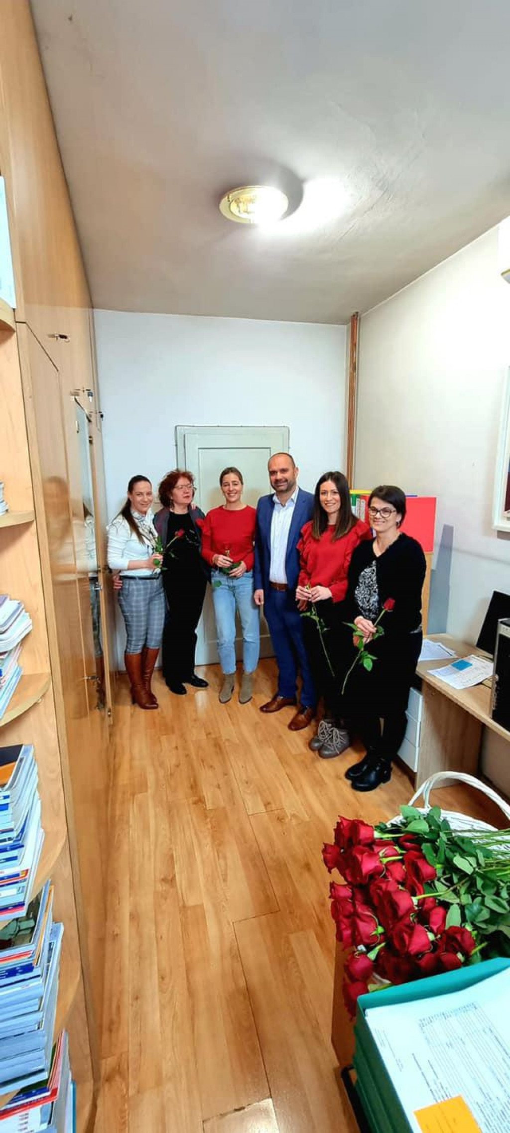 Metkovski gradonačelnik Dalibro Milan podijelio je ruže Metkovkama