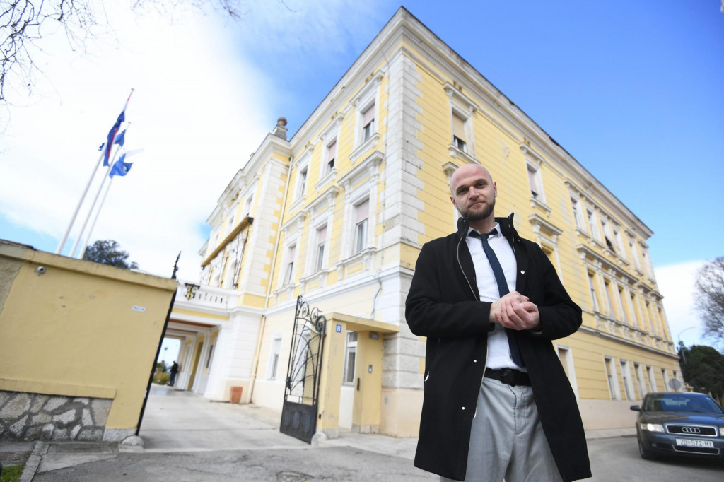 Frane Brajkovic, zadarski glazbenik i predsjednik Mjesnog odbora Poluotok ispred zgrade Zadarske zupanije na Poluotoku.&lt;br /&gt;
 