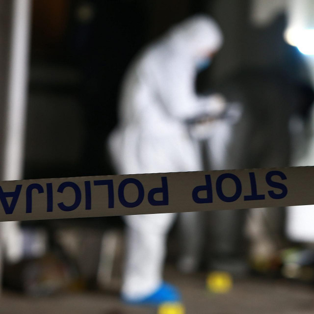 Osijek, 071120.<br />
Pokusaj ubojstva i samoubojstva bivsih bracnih partnera.<br />
Na fotografiji: policijski ocevid ispred stambene zgrade.<br />