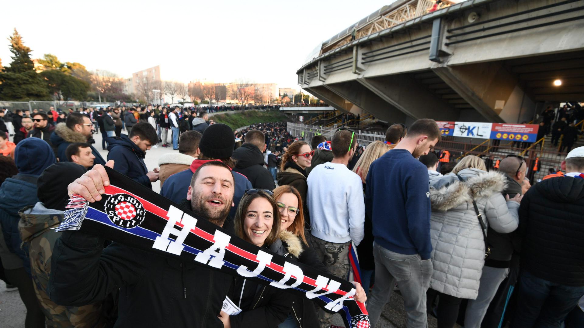 Slobodna Dalmacija Vatreni doček igrača Dinama na zagrijavanju stadion zagrmio Vratit ću se