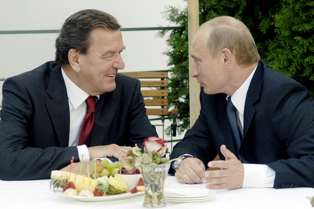 Fotograija iz 2005.: Gerhard Schroeder i Vladimir Putin. Schroeder je član uprave ruskoga naftnog diva Rosnefta. Suočio se s pozivima političara njemačke vlade da se povuče zbog ruske invazije na Ukrajinu