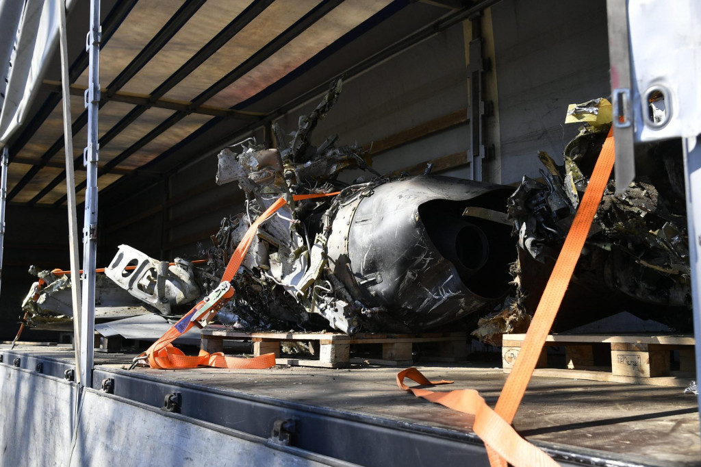 Ostaci besposadne letjelice na kamionu Hrvatske vojske nakon sto je izvadjena iz zemlje na Jarunu gdje se srusila prije tri dana.&lt;br /&gt;
 