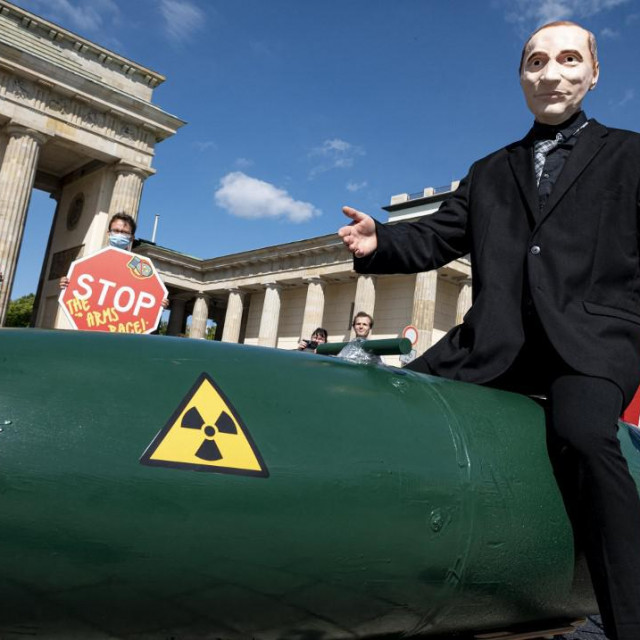 &lt;p&gt;Putin jaše na atomskoj bombi: lutka s mirovnog prosvjeda u Berlinu&lt;/p&gt;
