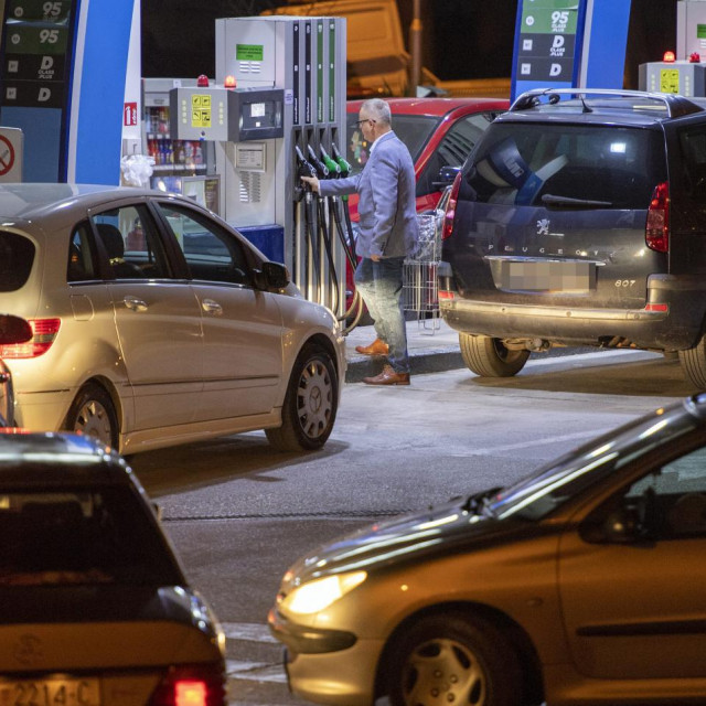 &lt;p&gt;Uoči najave poskupljenja goriva na benzinskim postajama u večernjim satima stvorile su se gužve.&lt;/p&gt;
