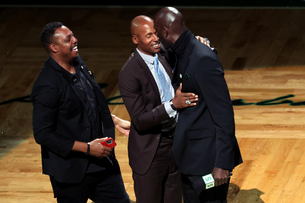 &lt;p&gt;Paul Pierce i Ray Allen grle Kevina Garnetta tijekom svečanosti u TD Gardenu&lt;br /&gt;
 &lt;/p&gt;
