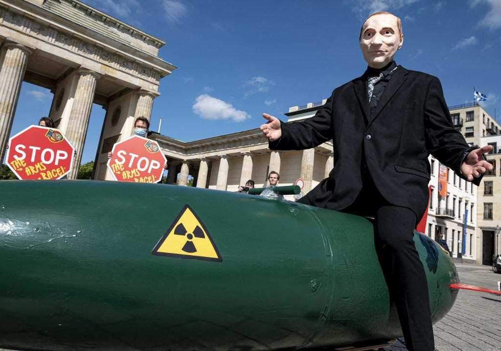 &lt;p&gt;Putin jaše na atomskoj bombi: lutka s mirovnog prosvjeda u Berlinu&lt;/p&gt;
