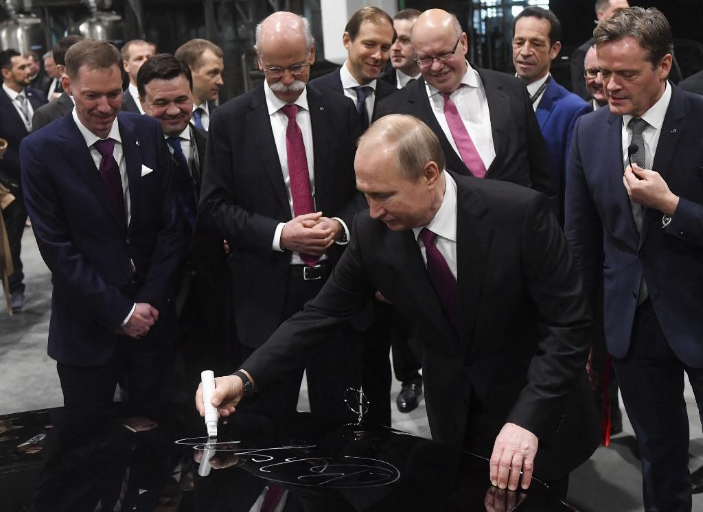 &lt;p&gt;Putin se potpisuje na jedan mercedes&lt;/p&gt;
