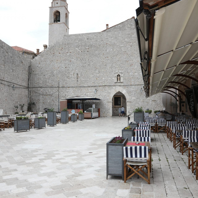 &lt;p&gt;SD&lt;br /&gt;
Dubrovnik, 170521.&lt;br /&gt;
Javna povrsina u staroj gradskoj luci.&lt;br /&gt;