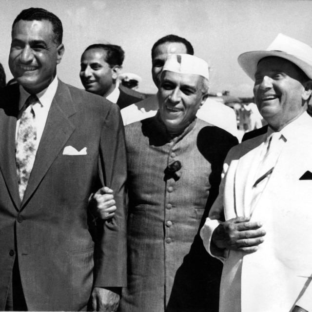 &lt;p&gt;Gamal Abdel Nasser, egipatski predsjednik, Jawaharlal Nehru, indijski premijer i jugospavenski predsjednik Josip Broz Tito na slupu nesvrstanih na Brijunima 1956.&lt;/p&gt;
