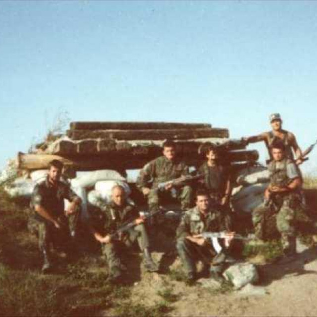 &lt;p&gt;Kasno proljeće 1992., pripadnici 106. brigade HV-a Osijek snimljeni na bojišnici kod Nemetina. Francuz Bruno Than ( dugi s lijeva).&lt;/p&gt;
