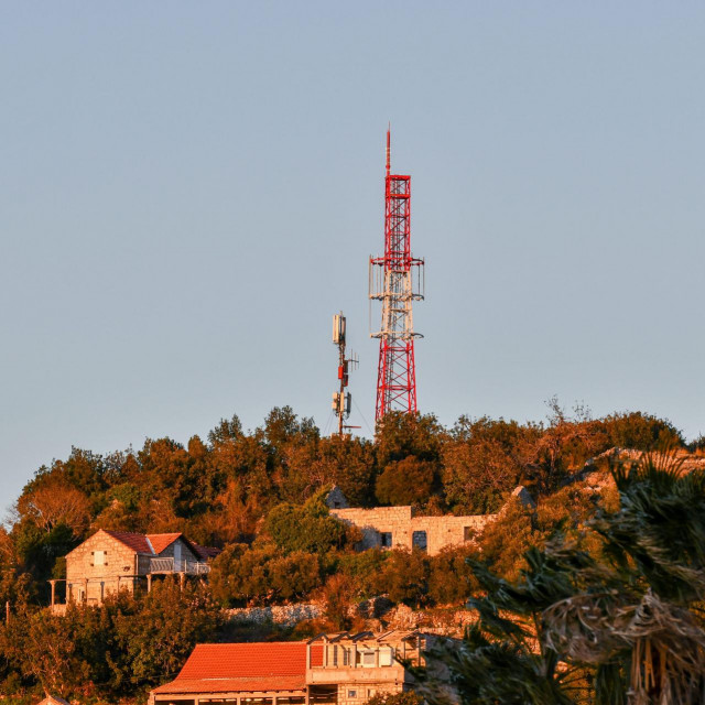 &lt;p&gt;DV&lt;br /&gt;
Lopud, 080222.&lt;br /&gt;
Nedavno postavljeni telekomunikacijski odasiljac na otoku Lopudu.&lt;br /&gt;