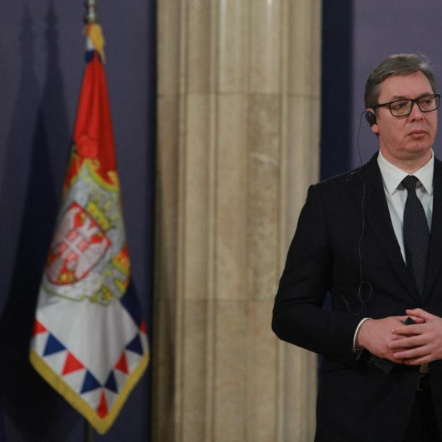 &lt;p&gt;Aleksandar Vučić pažljivo sluša poruke iz Bruxellesa, na jedno uho. Drugo je okrenuto Moskvi&lt;/p&gt;
