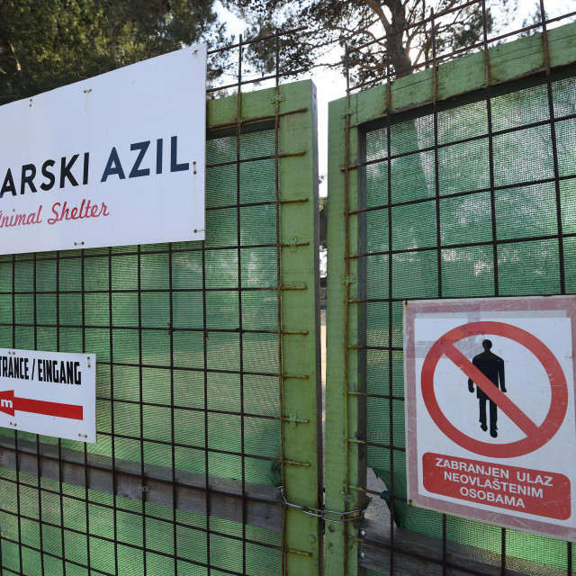 &lt;p&gt;Zadar, 200322.&lt;br /&gt;
U Zadarskom azilu za napustene pse danas je doslo do sukoba izmedju posjetitelja i zaposlenica. Azil je zatvoren za posjete do daljnjeg, a policija obavlja ocevid.&lt;br /&gt;