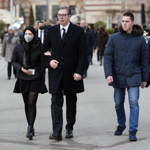 &lt;p&gt;Aleksandar Vučić s obitelji, snimljen na pogrebu prve supruge, Ksenije Vučić &lt;/p&gt;
