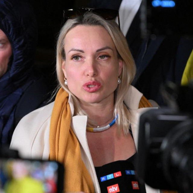 <p>Marina Ovsjanikova nakon izlaska iz suda koji ju je zasad kaznio novčano s 30.000 rublji (247 eura)</p>
