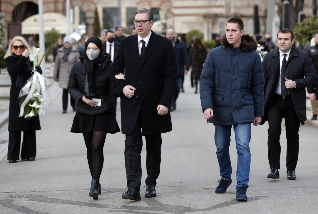 &lt;p&gt;Aleksandar Vučić s obitelji, snimljen na pogrebu prve supruge, Ksenije Vučić &lt;/p&gt;
