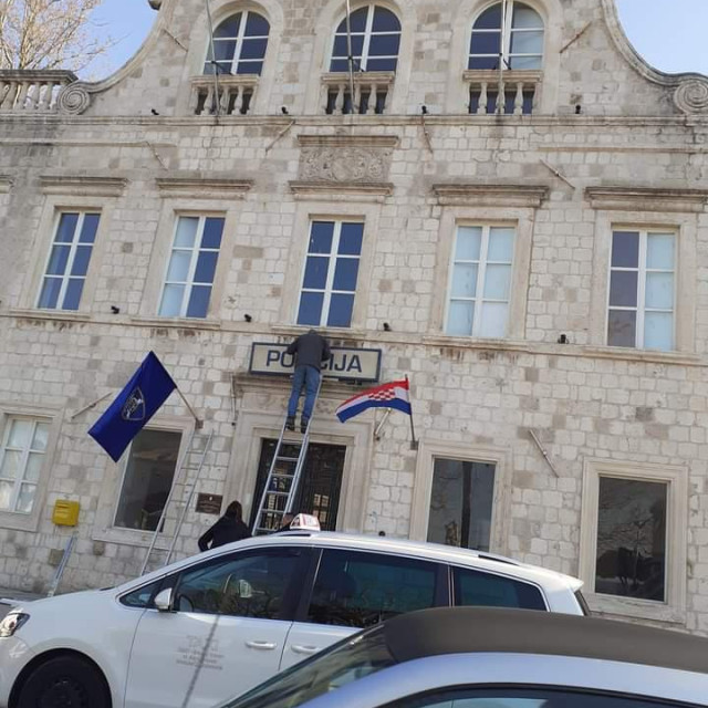 &lt;p&gt;Na ljetnikovac Pucić na Pilama postavljene zastave i znak policije&lt;/p&gt;
