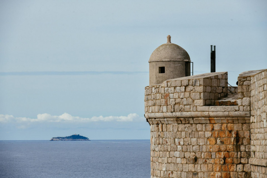 &lt;p&gt;Dubrovnik, 170222.&lt;br /&gt;
Prizori starog grada s gradskih zidina.&lt;br /&gt;
Na fotografiji: zidine s otokom sv.Andrija u daljini.&lt;br /&gt;