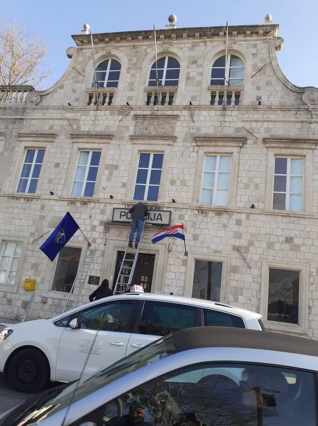 &lt;p&gt;Na ljetnikovac Pucić na Pilama postavljene zastave i znak policije&lt;/p&gt;
