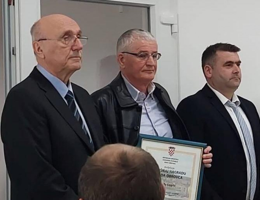 &lt;p&gt;HDZ-ov gradonačelnik Obrovca Ante Župan (prvi slijeva) i nagrađeni Đorđe Gagić (u sredini)&lt;/p&gt;
