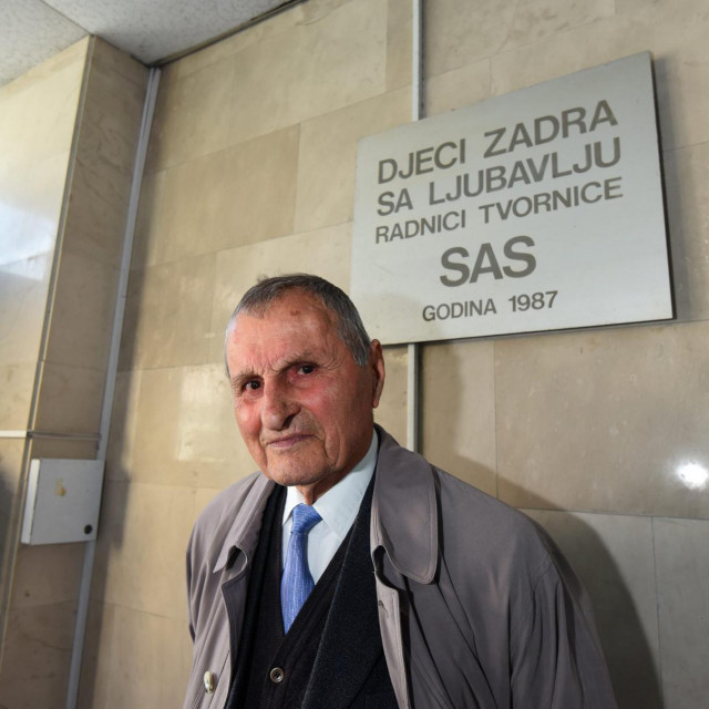 &lt;p&gt;Zadar, 111016.&lt;br /&gt;
Stanislav Antic (87), nekadasnji direktor tvornice SAS, dobio je nagradu za zivotno djelo. Nagrada mu je urucena od strane HGK zadarske zupanije.&lt;br /&gt;
Na fotografiji: Stanislav Antic ispred bolnicke zgrade u kojoj je pedijatrija.&lt;br /&gt;