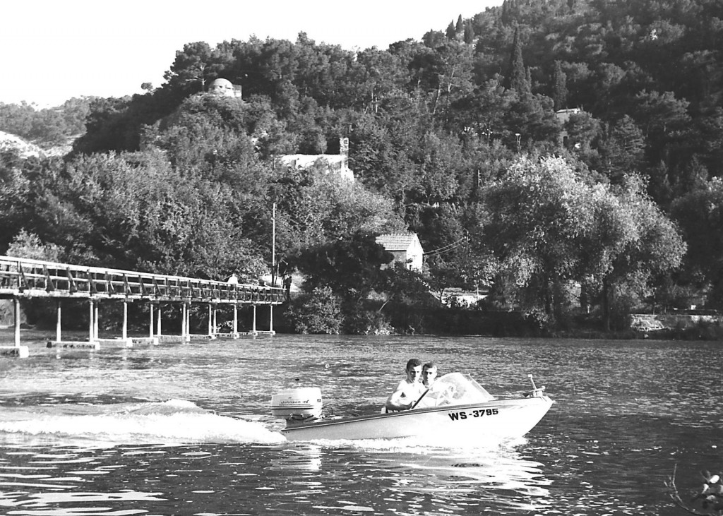 &lt;p&gt;Danas nezamisliv prizor pod Skradinskim bukom bio je gotovo pa normalan krajem 60-ih godina, a na most je tada još ‘motrio’ i talijanski okupatorski bunker&lt;/p&gt;