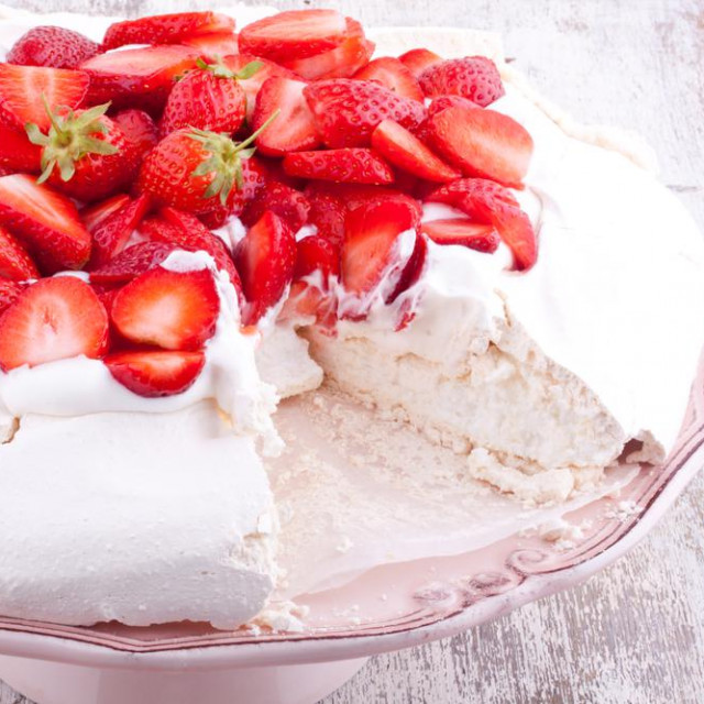 &lt;p&gt;pavlova cake with strawberry&lt;/p&gt;
