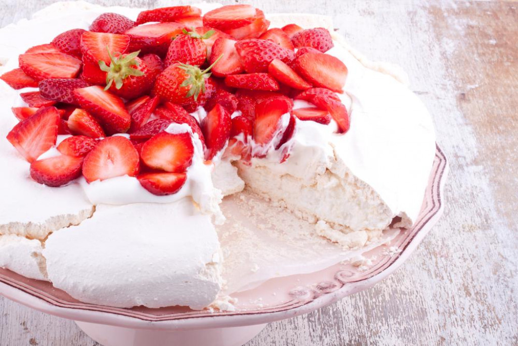 &lt;p&gt;pavlova cake with strawberry&lt;/p&gt;
