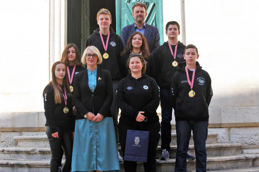 &lt;p&gt;Jelka Tepšić i Miho Katičić su čestitali u ime Grada Dubrovnika članovima Taekwon-do kluba Shark na uspjehu na državnom prvenstvu (s lijeva na desno: Dora Sorić, Ana Vukanović, Jelka Tepšić, Tomislav Birimiša, zatim Sanja Rosandić, iza nje Nina Vukanović. pa Miho Katičić, te Ognjen Vulević i Toni Mužević)&lt;/p&gt;
