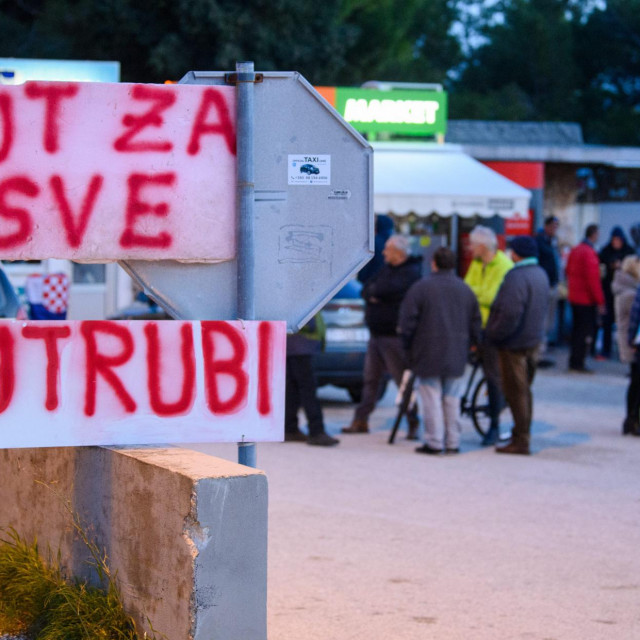 &lt;p&gt;Prosvjed građana Lokve Rogoznice zbog blokade javne prometnice od Josipa Milavića&lt;/p&gt;

