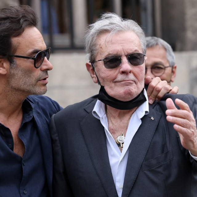 &lt;p&gt;Francuski glumac Alain Delon i njegov sin Anthony Delon prošle godine na sprovodu glumca Jean-Paul Belmonda&lt;/p&gt;
