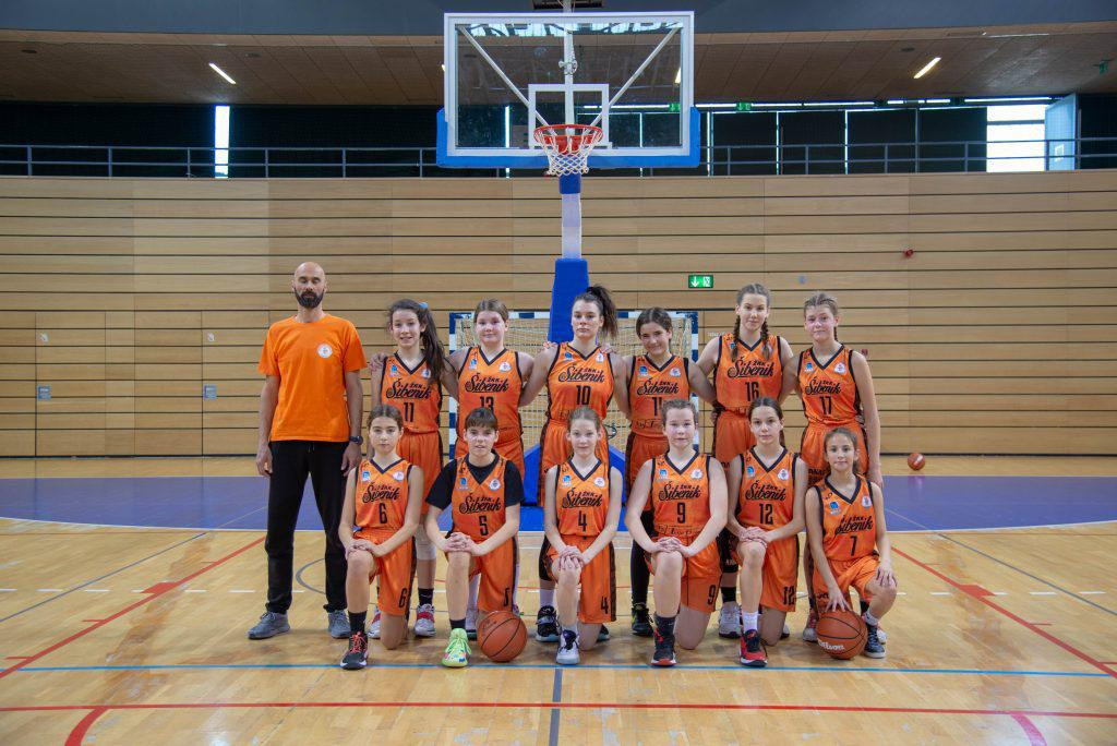 &lt;p&gt;U13 selekcija košarkašica Šibenika osvojila prvo mjesto na prvenstvu Hrvatske&lt;/p&gt;
