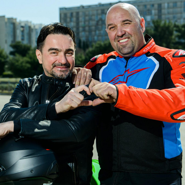 &lt;p&gt;Automobilistički as Ante Alduk i pjevač Joško Čagalj Jole vozili su motocikle oko Poljuda.&lt;br /&gt;
 &lt;/p&gt;