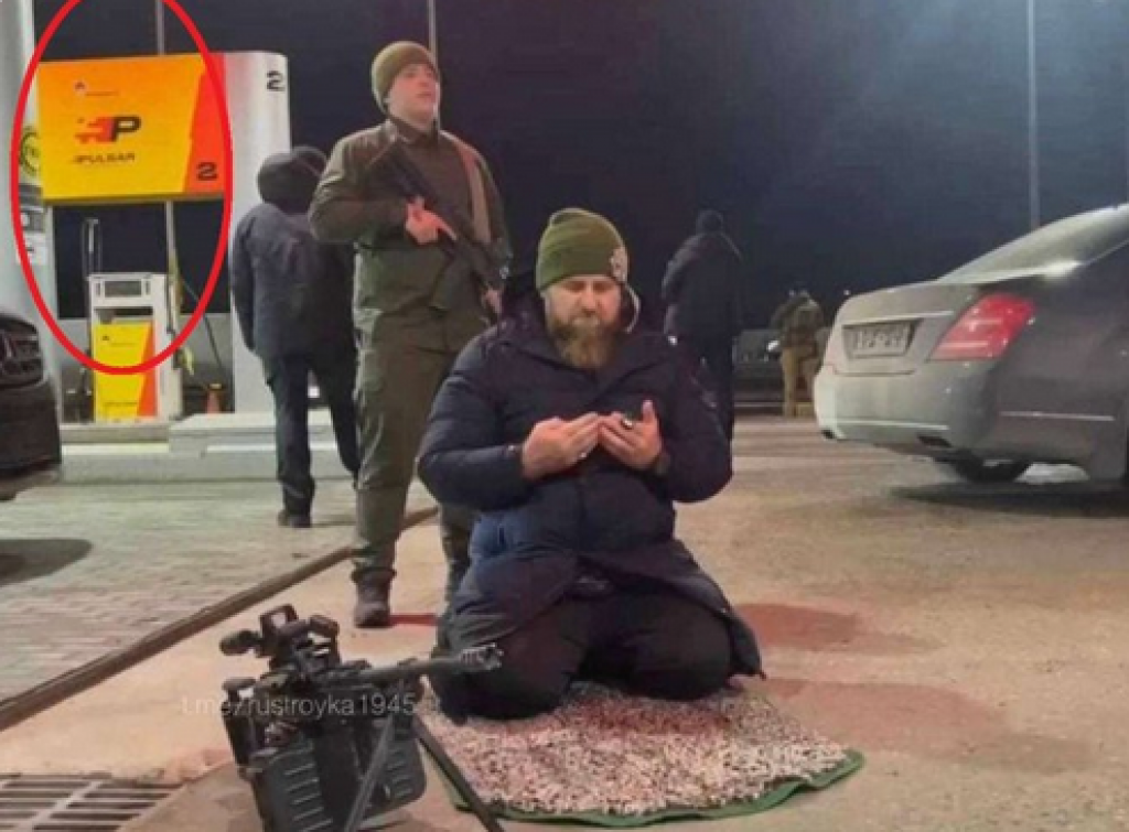 &lt;p&gt;Kadirov u zanosu molitve, tjelohranitelji i puškomitraljez na gotovs, a bojište stotinama kilometara daleko&lt;/p&gt;
