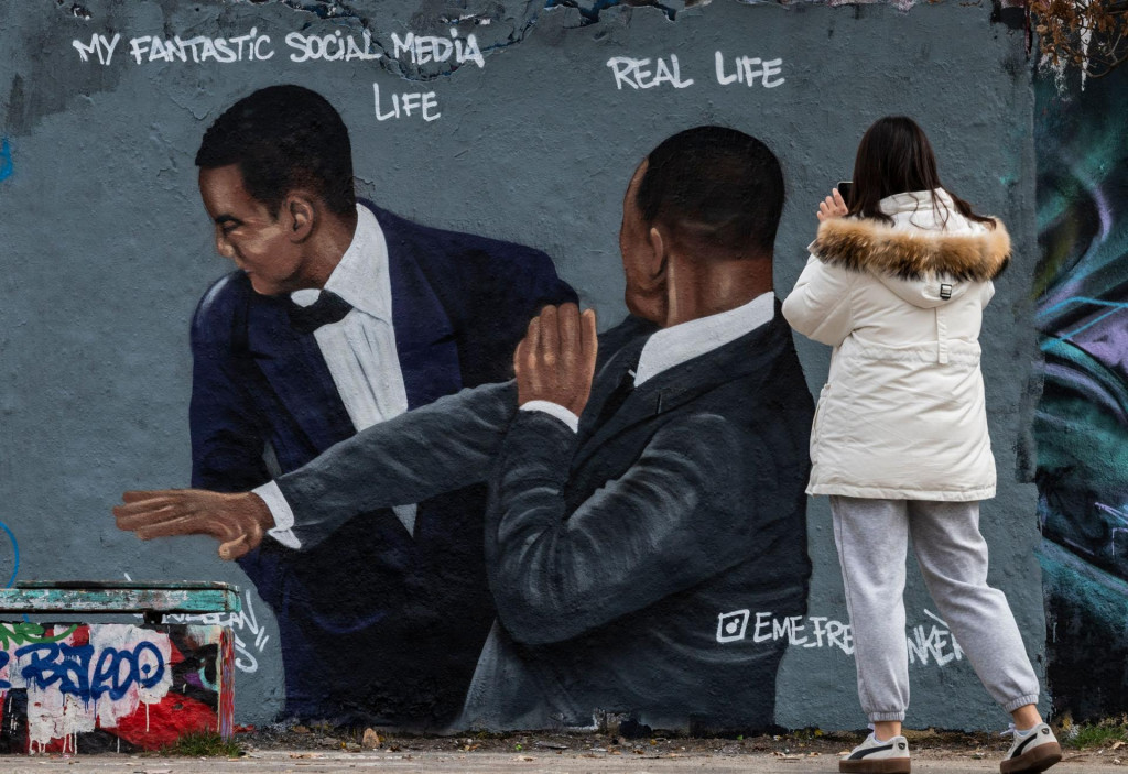 &lt;p&gt;U Berlinu je ulični umjetnik Eme Freethinker napravio mural s Willom Smithom i Chrisom Rockom&lt;/p&gt;