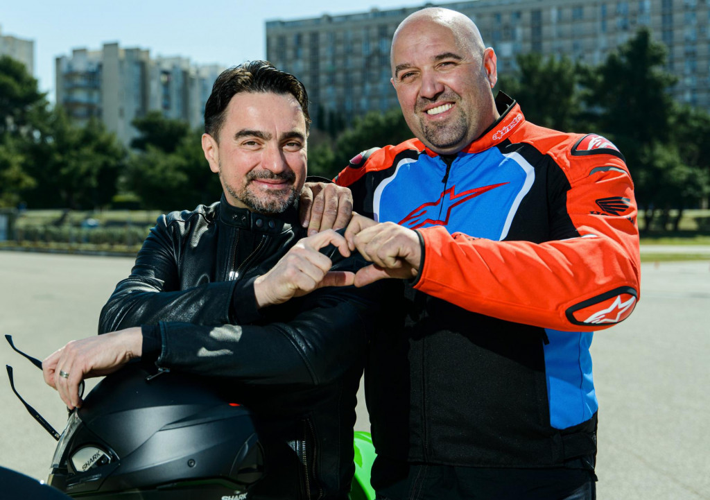 &lt;p&gt;Automobilistički as Ante Alduk i pjevač Joško Čagalj Jole vozili su motocikle oko Poljuda.&lt;br /&gt;
 &lt;/p&gt;