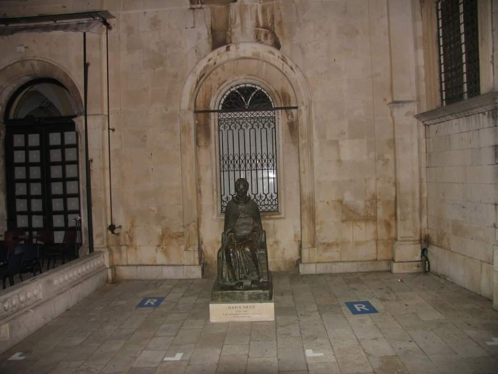 &lt;p&gt;Neobične naljepnice pred kipom Marina Držića&lt;/p&gt;