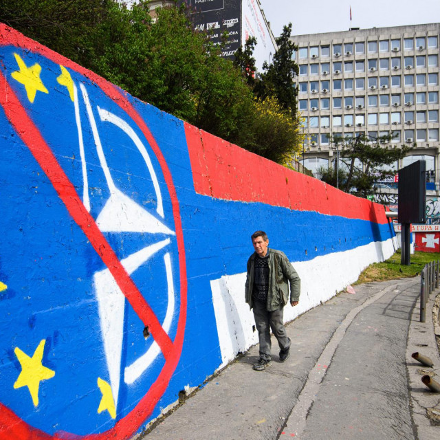 &lt;p&gt;Beograd uoči izbora: grafit s prekrizenim simbolima NATO-a i EU kod Brankovog mosta.&lt;/p&gt;