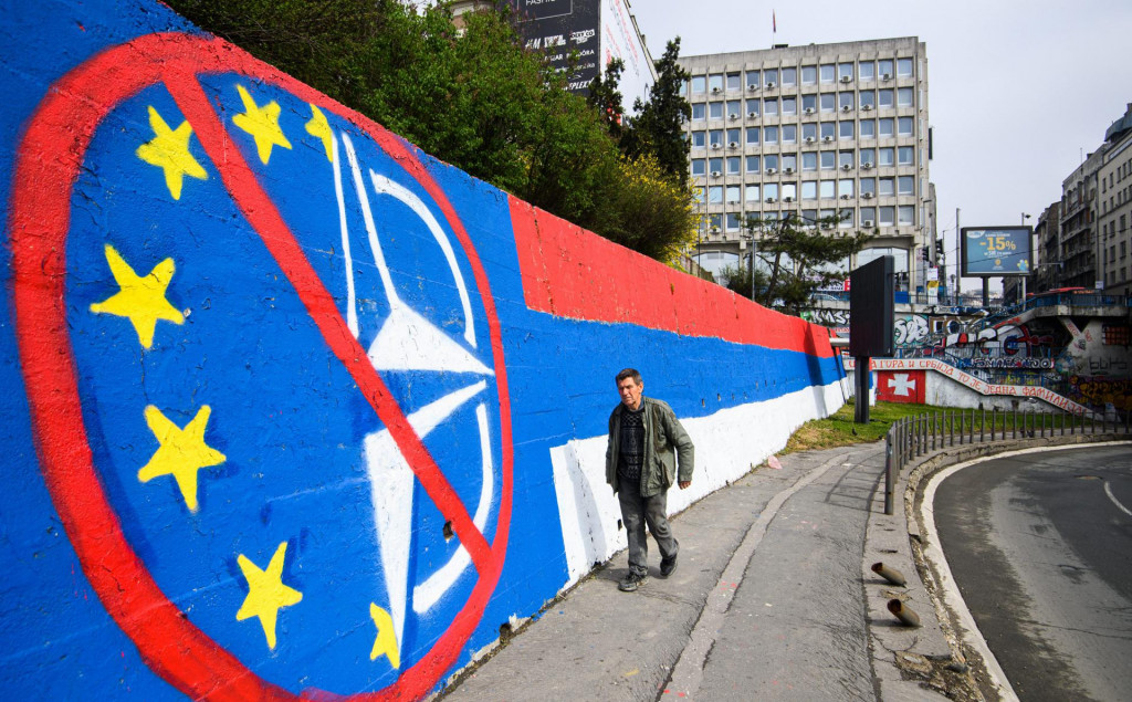 &lt;p&gt;Beograd uoči izbora: grafit s prekrizenim simbolima NATO-a i EU kod Brankovog mosta.&lt;/p&gt;