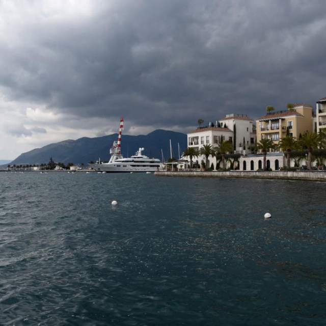 <p>Porto Montenegro &ndash; Otprilike četvrtina gospodarstva Crne Gore povezana je s turizmom značajno okrenutom ruskim gostima i investicijama</p>