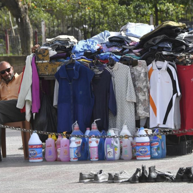 &lt;p&gt;Ulični prodavač u Bejrutu jučer. Minimalna plaća, koja je prije ekonomske krize iznosila oko 440 dolara, pala je ispod 30 dolara zbog deprecijacije libanonske funte&lt;/p&gt;