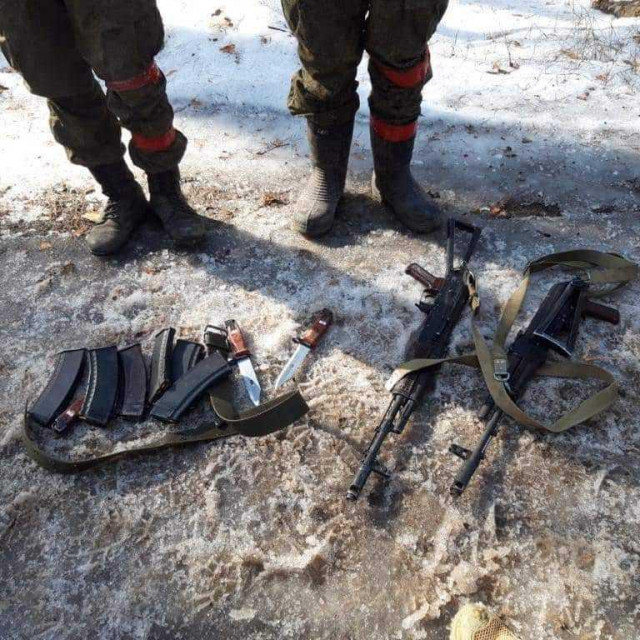 &lt;p&gt;Fotografija koju je objavilo ukrajinsko min istarstvo obrane prikazuje dvojicu zarobljenih vojnika s odloženim oružjem&lt;/p&gt;