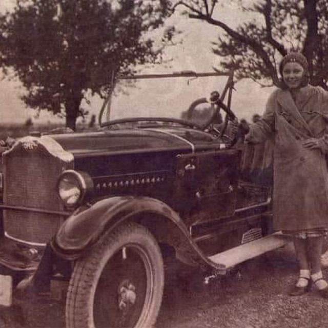 &lt;p&gt;Jasna Skelin Grisogono i njen legendarni Opel iz 1937. godine&lt;/p&gt;