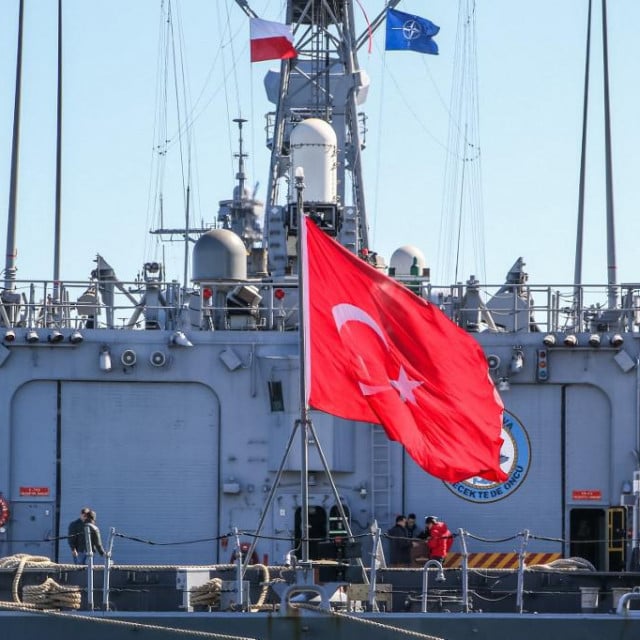 &lt;p&gt;Nekoliko dana nakon što je Rusija objavila upozorenje o zalutalim minama koje plutaju Crnim morem, turske su snage deaktivirale zalutalu pomorsku minu koja pluta Bosporom&lt;/p&gt;