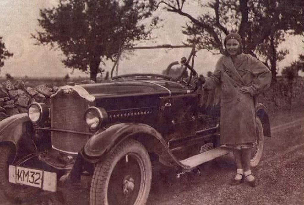 &lt;p&gt;Jasna Skelin Grisogono i njen legendarni Opel iz 1937. godine&lt;/p&gt;